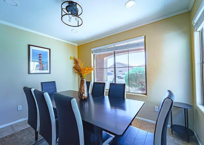 Holiday home Spacious 4br Retreat Htd Pool Wifi
